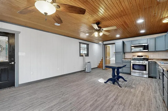 a view of a livingroom with furniture and a ceiling fan