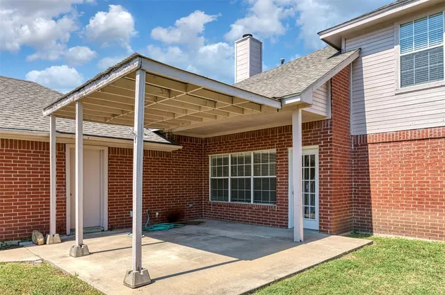 a view of a house with yard and porch