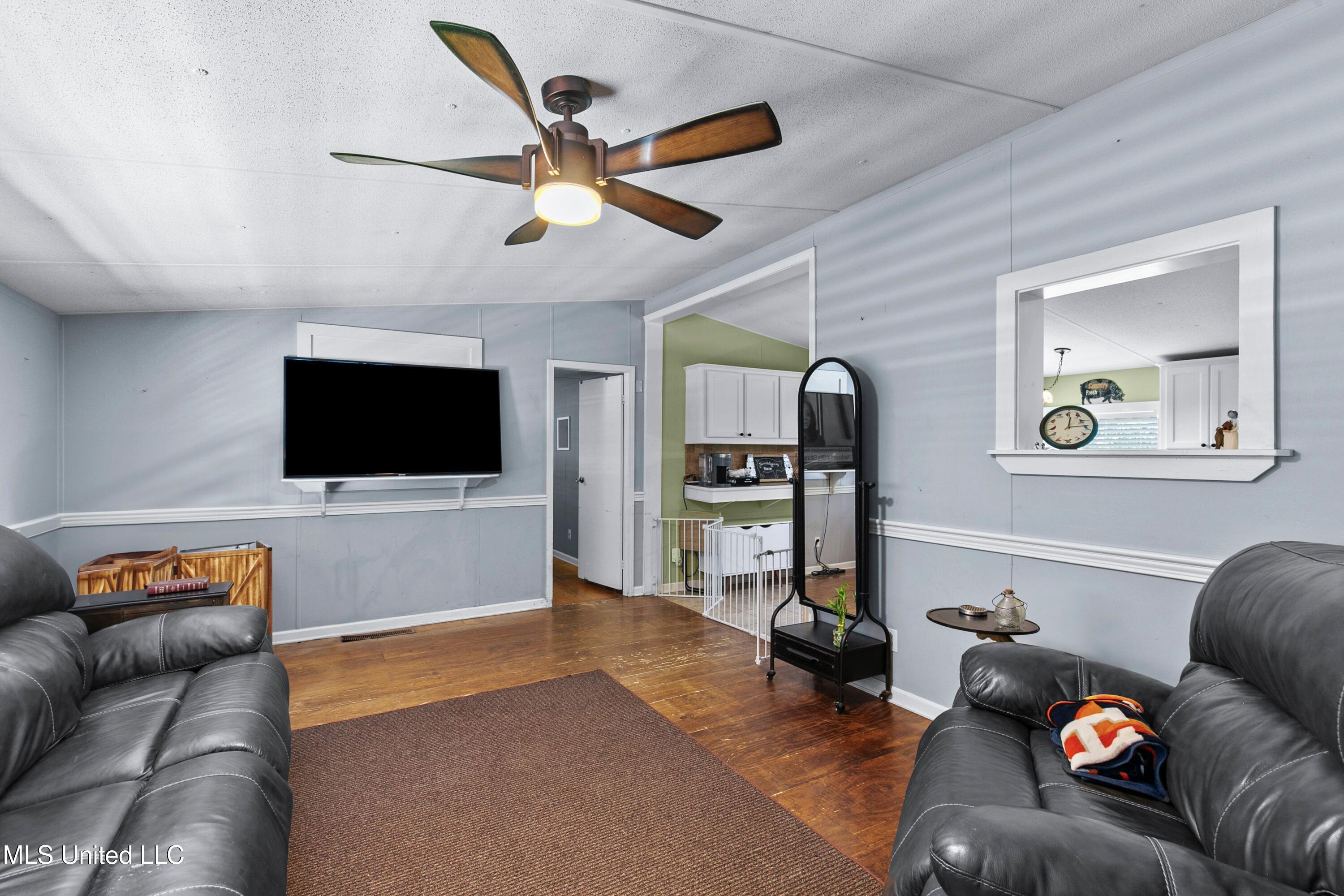8079 Harmony Road Crystal Springs, MS 39059 - Photo 6 of 20 Living Room