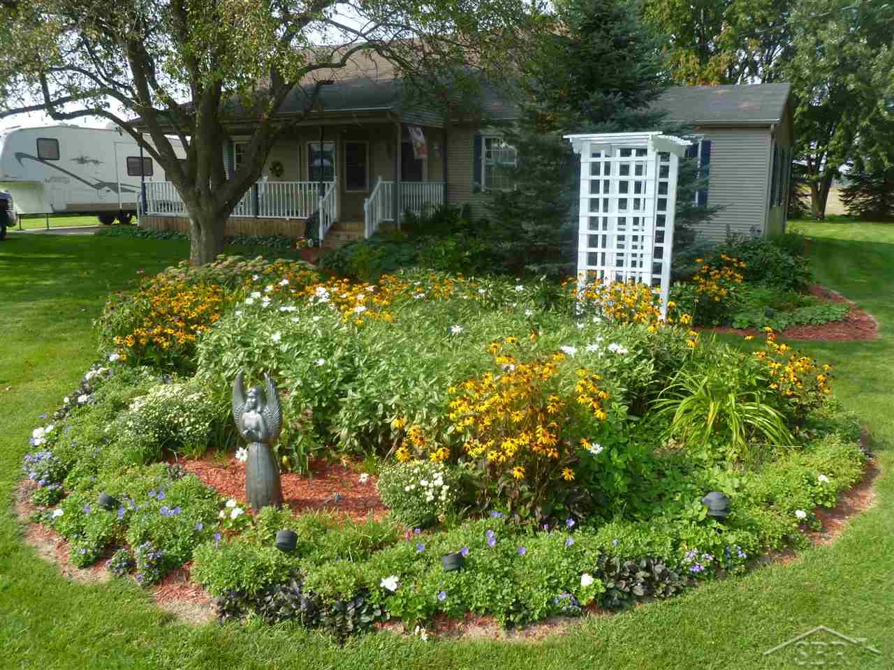 8610 Geddes Road Saginaw, MI 48609 - Photo 8 of 27 lovely perennials!