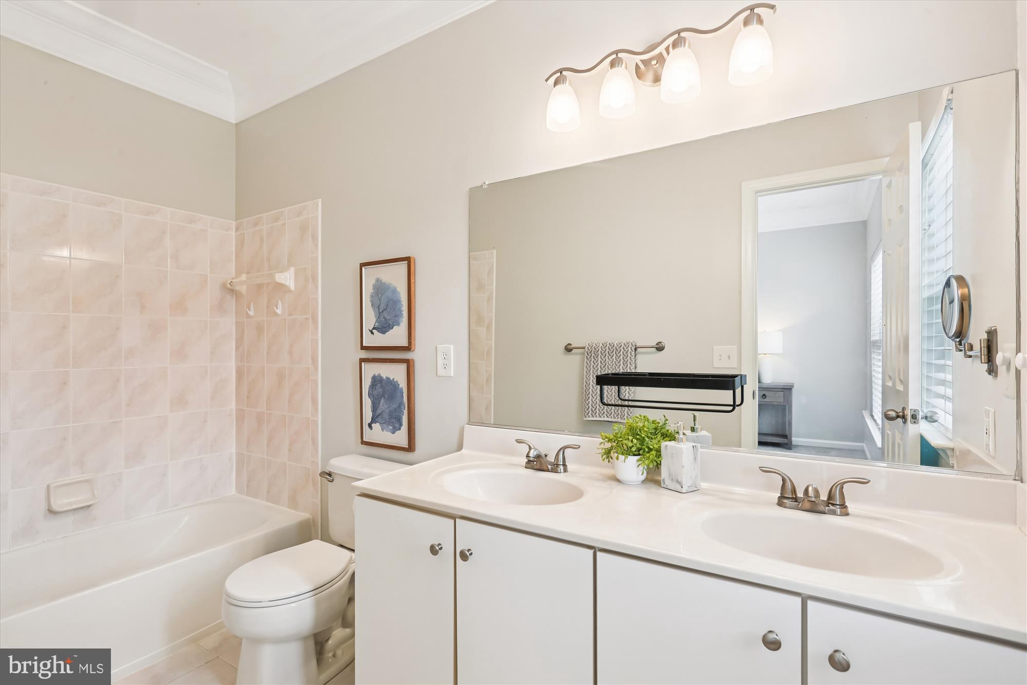 655 Gatestone Square Street Gaithersburg, MD 20878 - Photo 16 of 60 Primary Bath