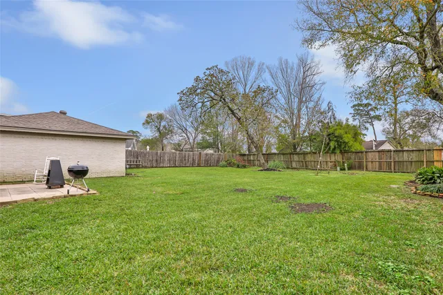 a view of a backyard