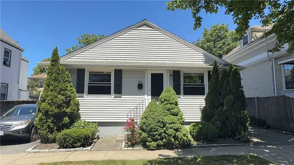 $2,650 | 25 Thurston Avenue, Unit B, Newport, RI 02840