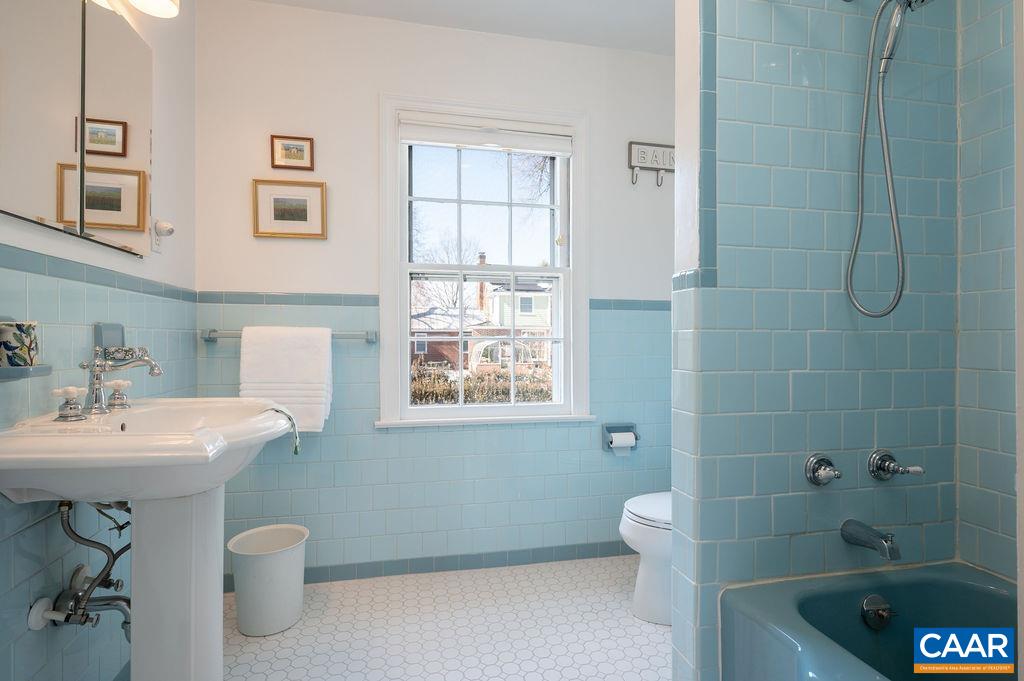 1621 Meadowbrook Heights Road Charlottesville, VA 22901 - Photo 19 of 37 Hall bath