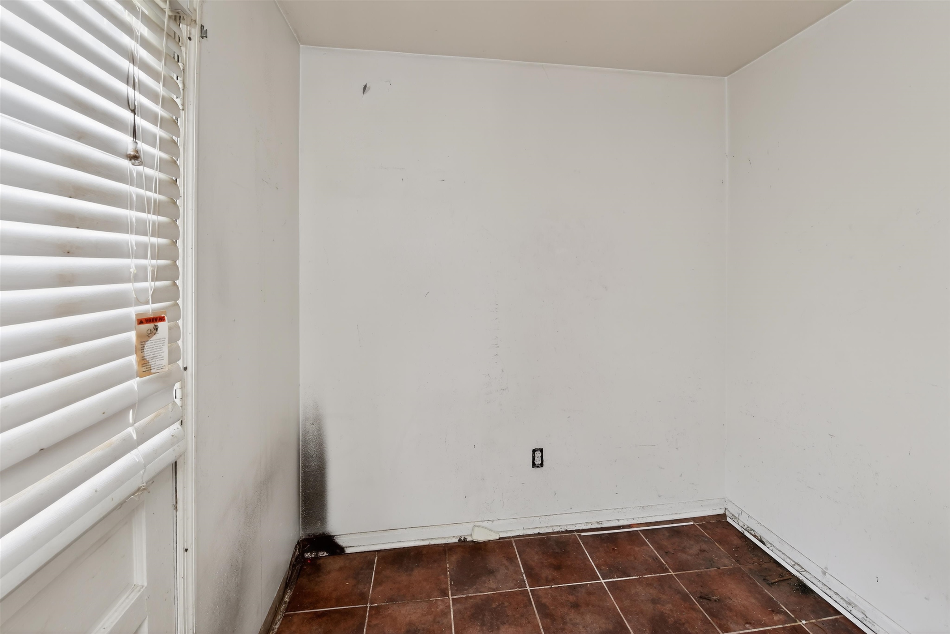 3451 Birdsong Ferry Road Memphis, TN 38118 - Photo 10 of 27 Room featuring white walls and terracotta-style tile flooring