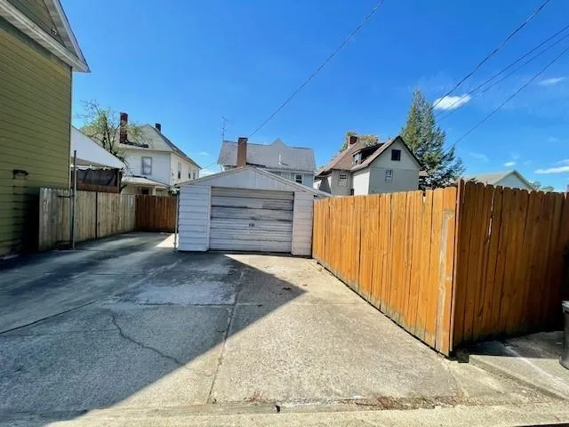 a view of a backyard