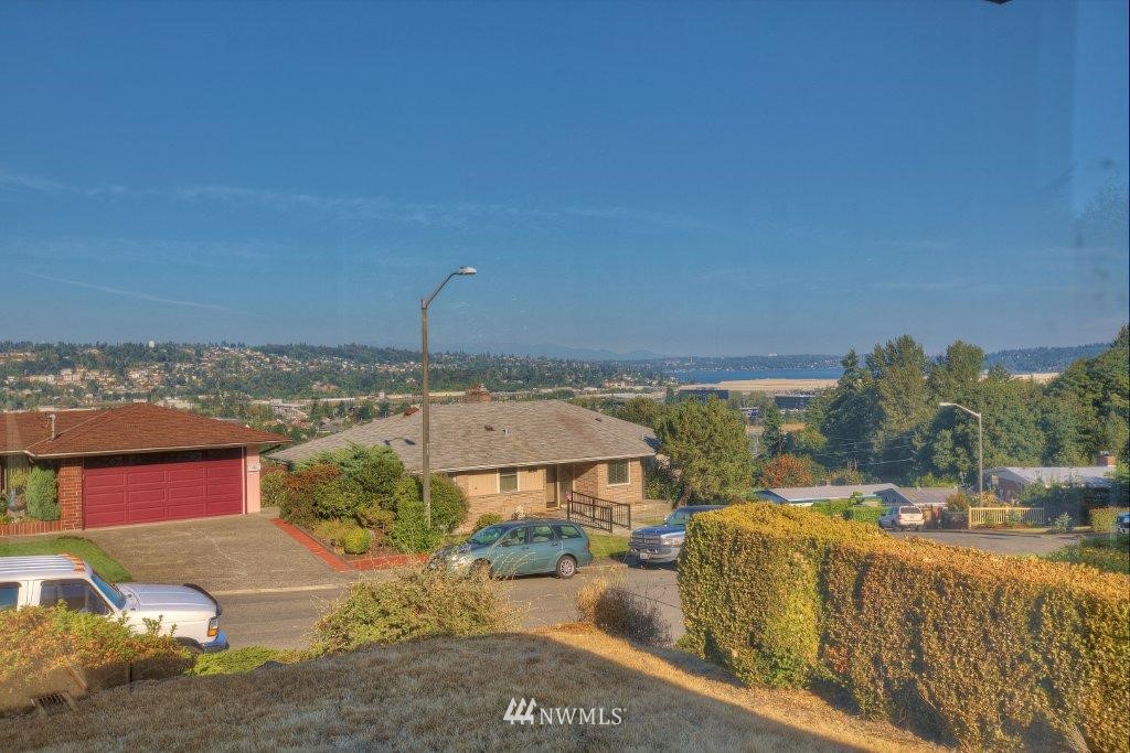 114 Monterey Place Northeast Renton, WA 98056 - Photo 5 of 12