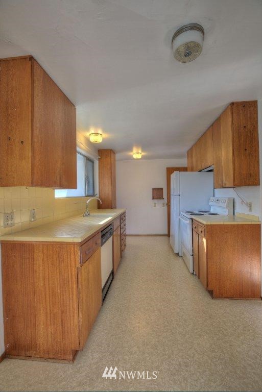 114 Monterey Place Northeast Renton, WA 98056 - Photo 7 of 12