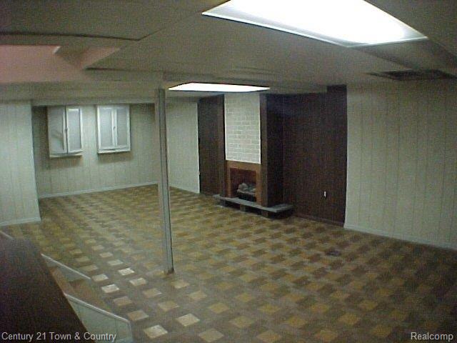 23139 Farmington Road Farmington, MI 48336 - Photo 13 of 19 23139 Farmington Mstr Bath 1