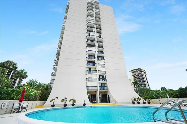 $2,200 | 2400 Presidential Way, Unit 502, West Palm Beach, FL 33401