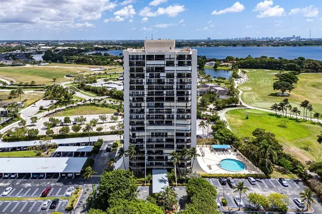 $2,200 | 2400 Presidential Way, Unit 502, West Palm Beach, FL 33401
