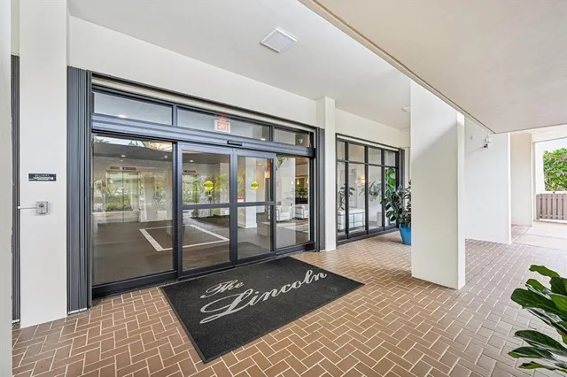 $2,200 | 2400 Presidential Way, Unit 502, West Palm Beach, FL 33401