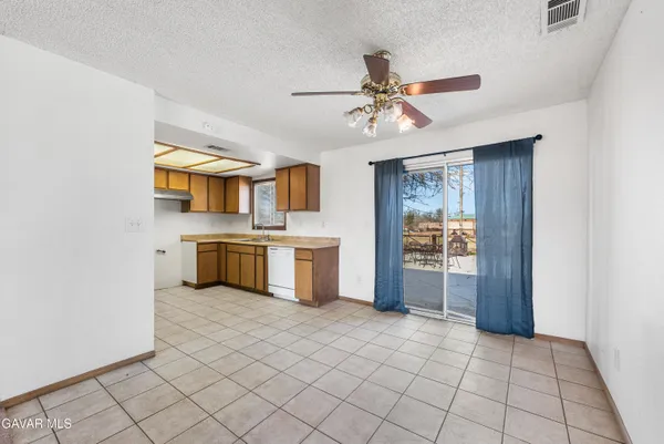 $569,900 | 10837 Avenue R 10 E Littlerock Ca East, Littlerock, CA 93543