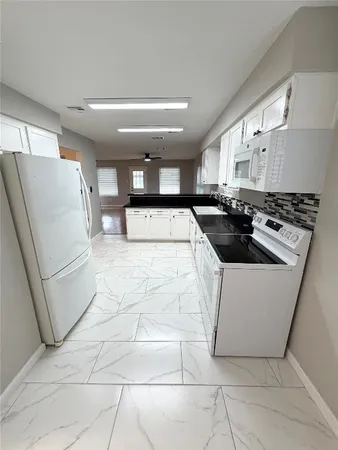 $2,000 | 5030 Valley View Drive, La Porte, TX 77571