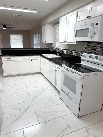 $2,000 | 5030 Valley View Drive, La Porte, TX 77571