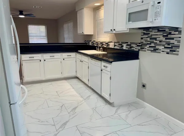 $2,000 | 5030 Valley View Drive, La Porte, TX 77571