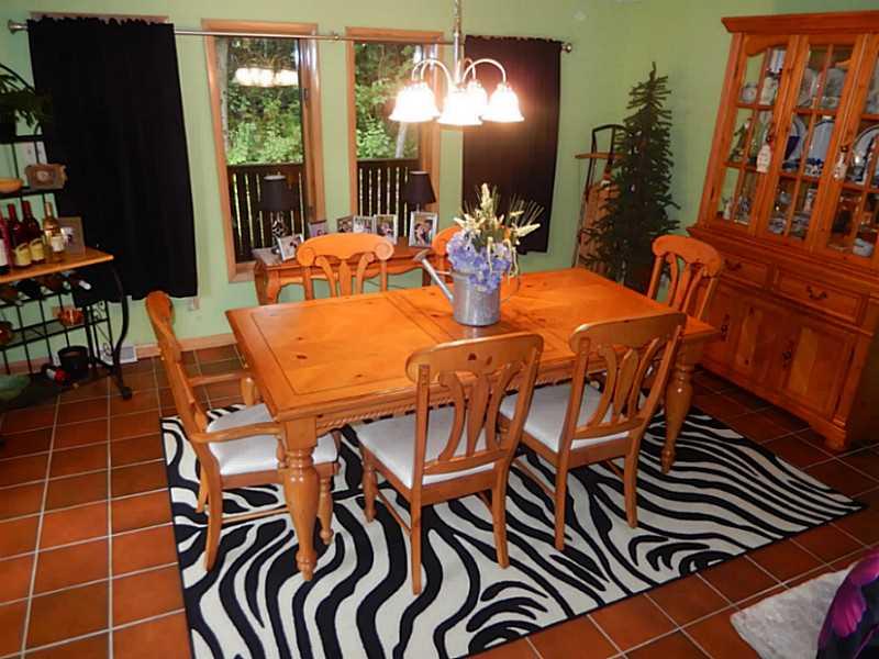 Dining Room. Cozy dining room for casual dinner with friends or intimate dinners for two