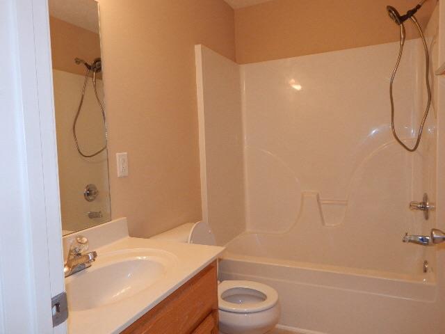 3396 Shivas Road Clarksville, TN 37042 - Photo 15 of 20 Hall bathroom.