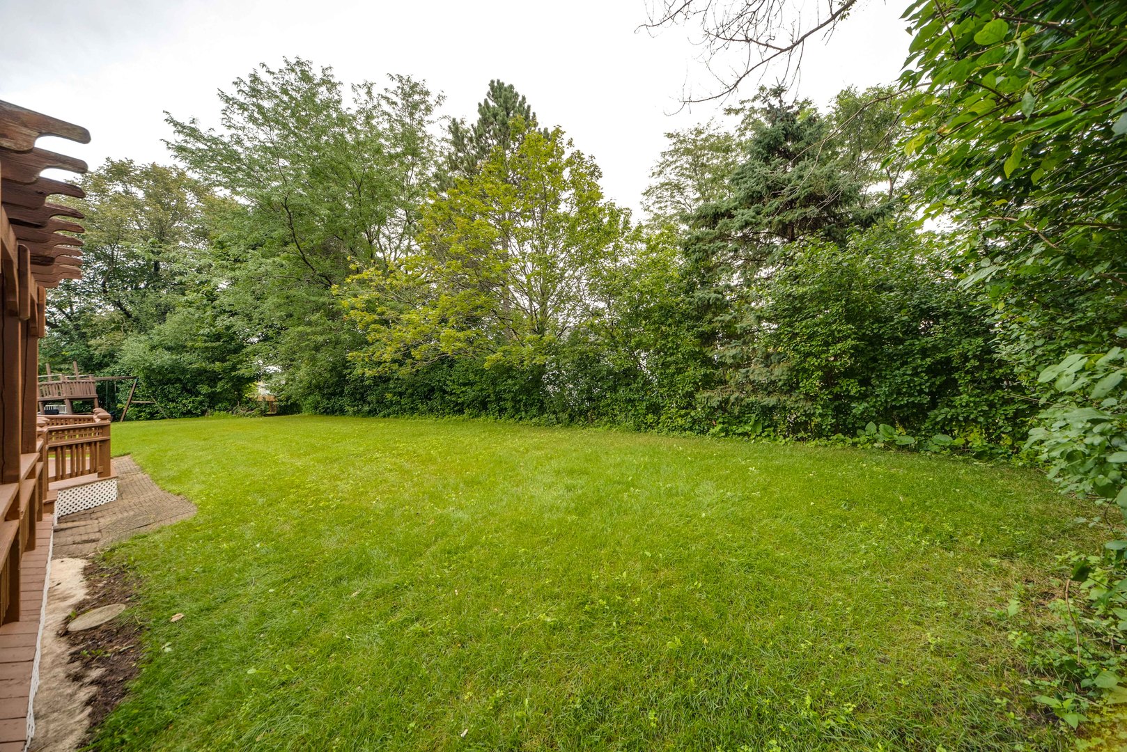 185 Aberdeen Drive Algonquin, IL 60102 - Photo 35 of 36 a view of a yard with a tree