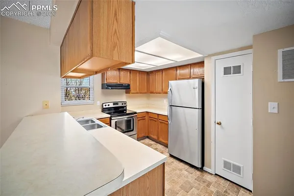 an empty room with windows and ceiling fan