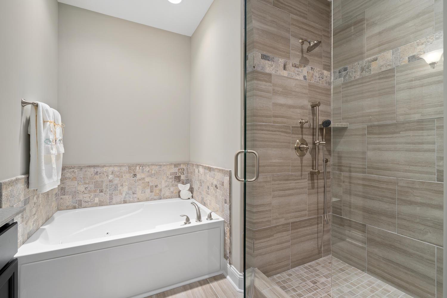 1003 Barnhill Road Clarksville, TN 37043 - Photo 3 of 5 a bathroom with a bathtub