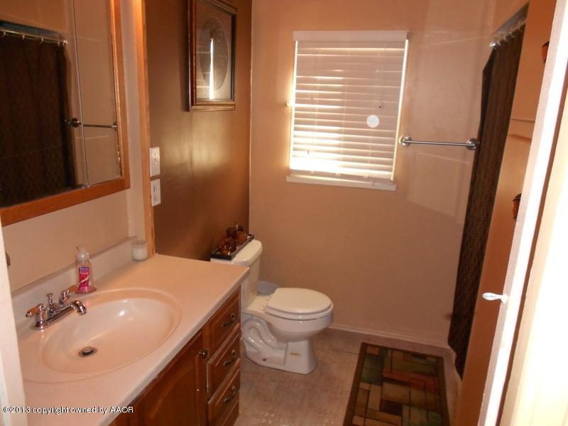 2404 North Spring Street Amarillo, TX 79107 - Photo 15 of 25 Bathroom