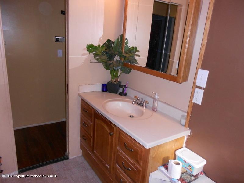 2404 North Spring Street Amarillo, TX 79107 - Photo 16 of 25 Bathroom