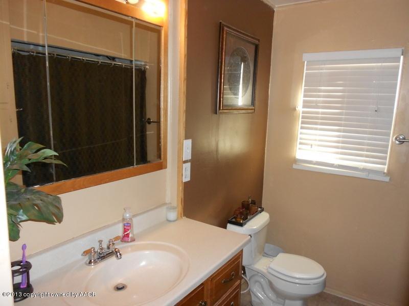 2404 North Spring Street Amarillo, TX 79107 - Photo 17 of 25 Bathroom