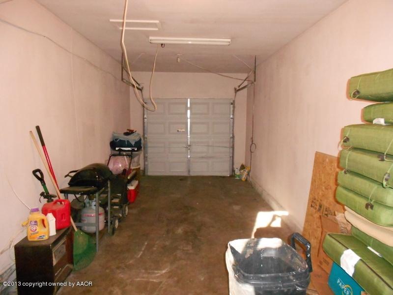 2404 North Spring Street Amarillo, TX 79107 - Photo 18 of 25 Garage