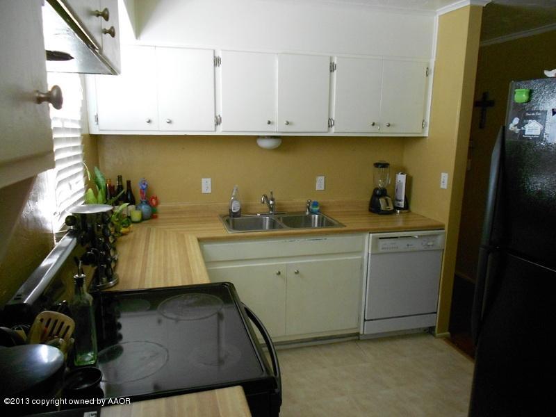 2404 North Spring Street Amarillo, TX 79107 - Photo 7 of 25 Kitchen