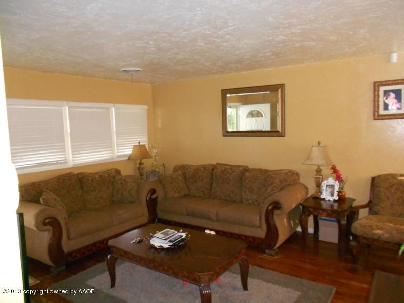 2404 North Spring Street Amarillo, TX 79107 - Photo 9 of 25 Living Room