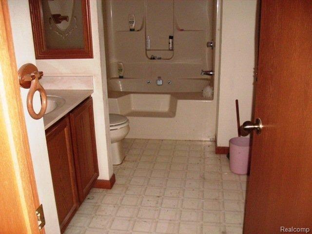 9652 Beard Road Avoca, MI 48006 - Photo 10 of 15 mstr bath