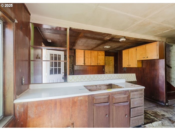 33425 Tate Road Creswell, OR 97426 - Photo 15 of 15 a kitchen that has a sink a window and stainless steel appliances