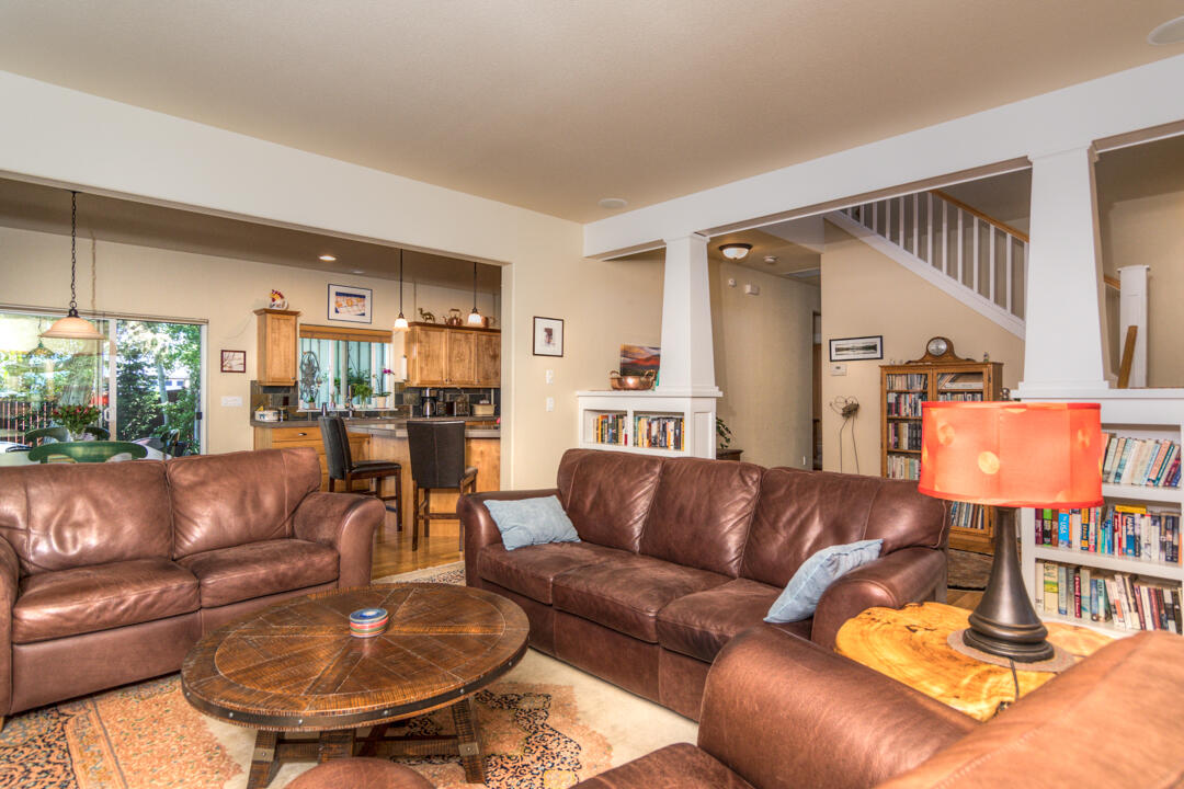 20256 Halfway Road Bend, OR 97703 - Photo 11 of 34 11_living