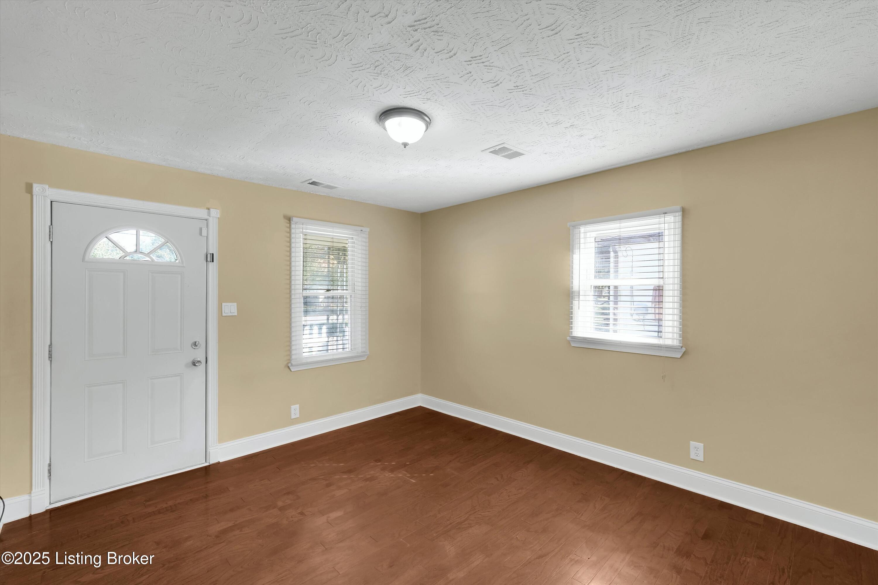 6647 Sylvania Road Louisville, KY 40258 - Photo 4 of 23 Living Room
