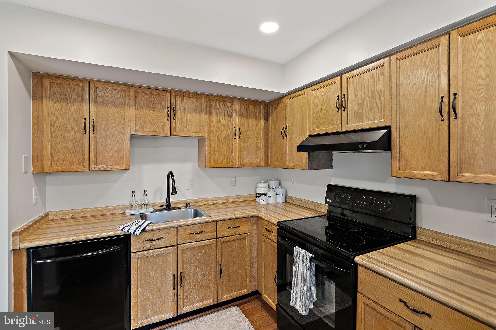 14801 Rising Sun Lane Haymarket, VA 20169 - Photo 14 of 39 Kitchen with recessed lighting
