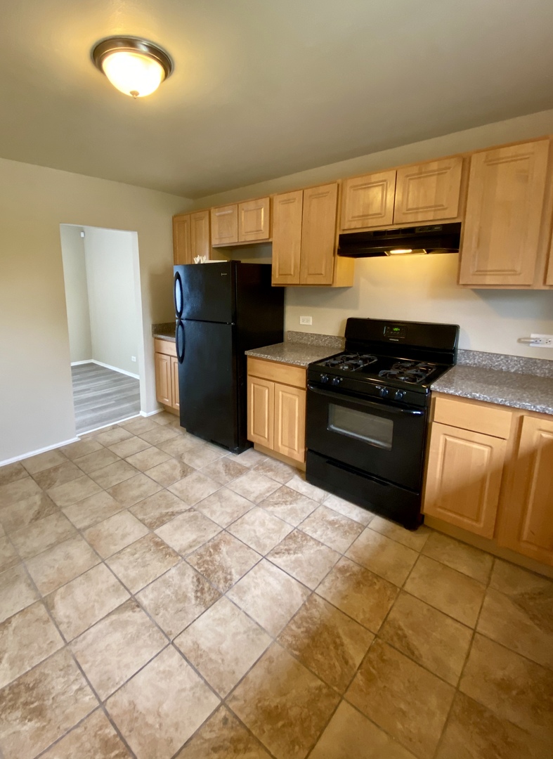 231 Oakhurst Road Matteson, IL 60443 - Photo 4 of 8 a kitchen with stainless steel appliances granite countertop a refrigerator stove and sink