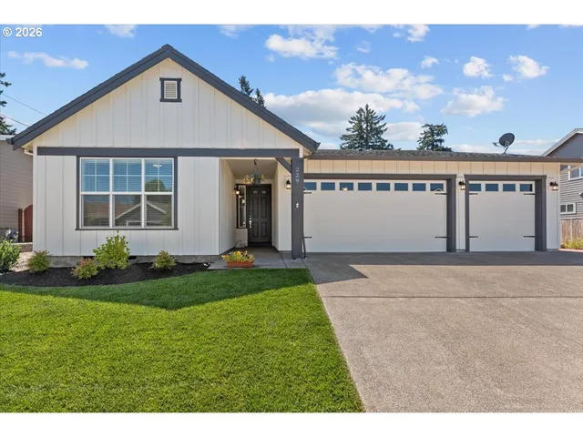 $717,700 | 229 Northeast 17th Avenue, Canby, OR 97013