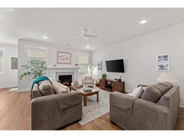 $717,700 | 229 Northeast 17th Avenue, Canby, OR 97013