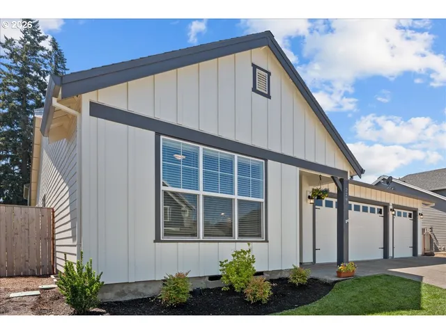 $717,700 | 229 Northeast 17th Avenue, Canby, OR 97013