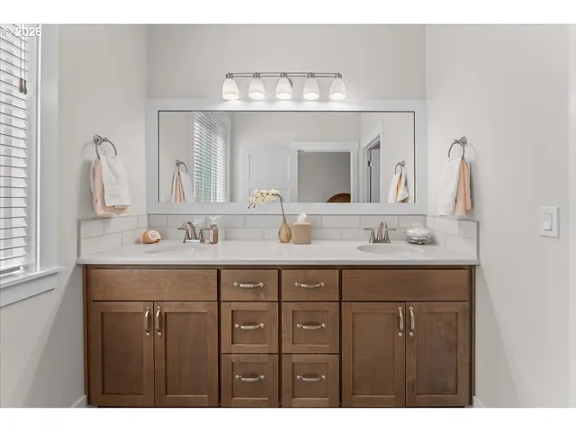 $717,700 | 229 Northeast 17th Avenue, Canby, OR 97013