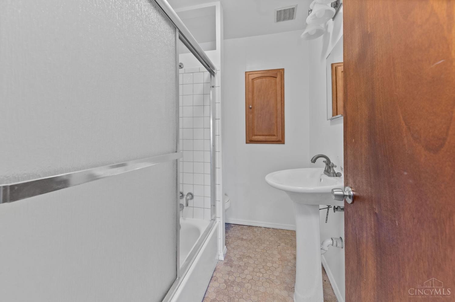 5156 Valley Ridge Road Cincinnati, OH 45247 - Photo 11 of 34 Gallery Image 11