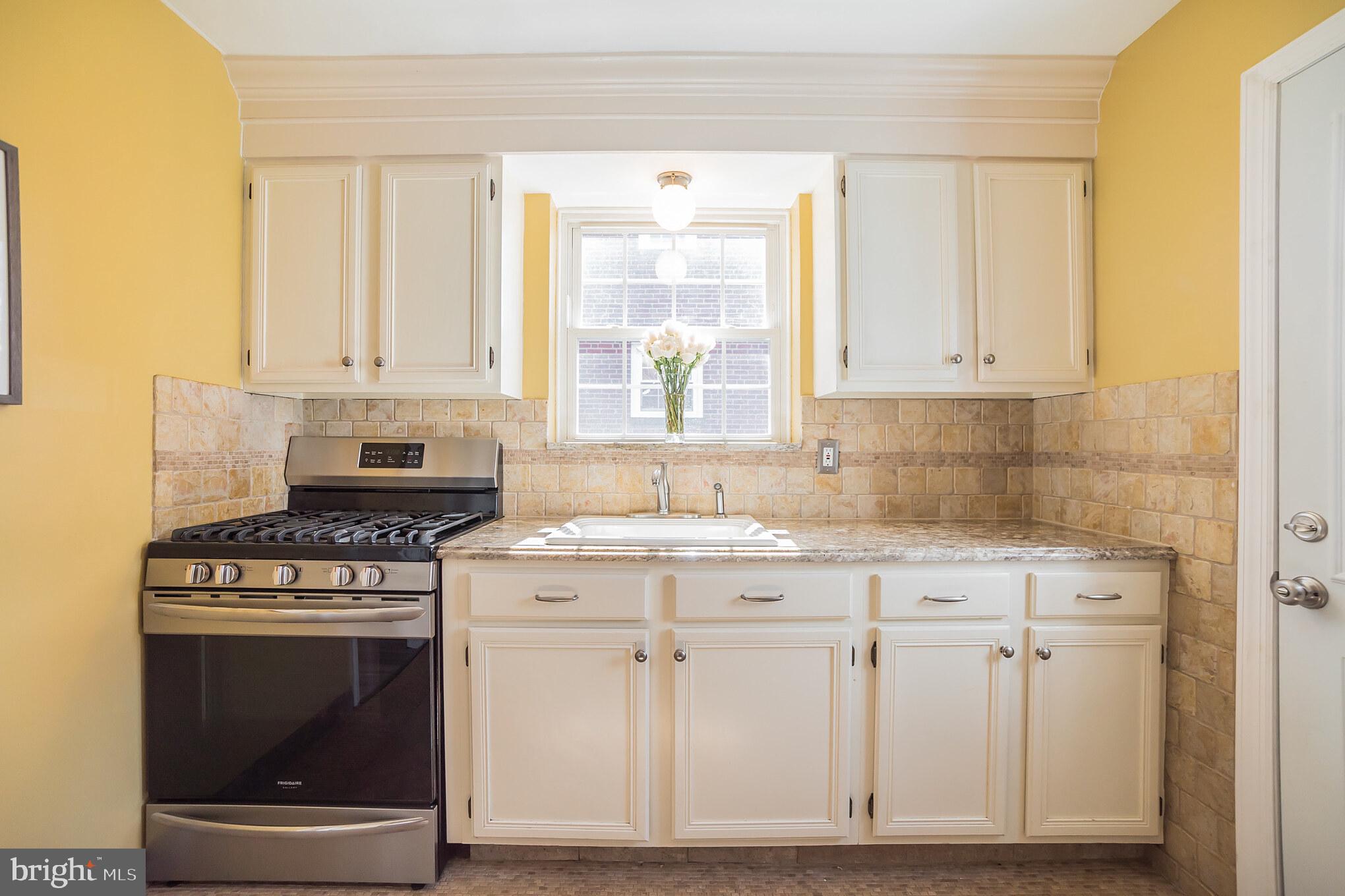 110 Kent Road Springfield, PA 19064 - Photo 11 of 30 Sun-filled kitchen