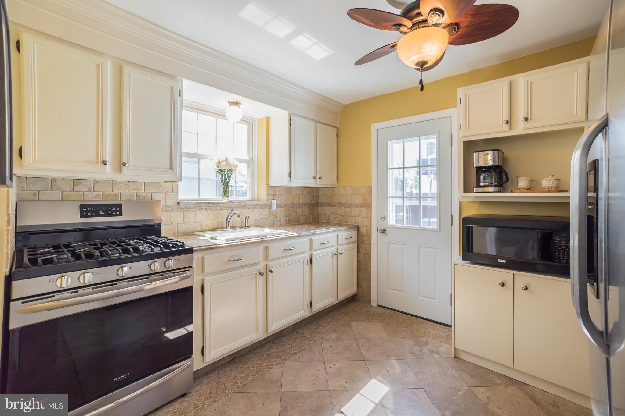 110 Kent Road Springfield, PA 19064 - Photo 10 of 30 Sun-filled kitchen