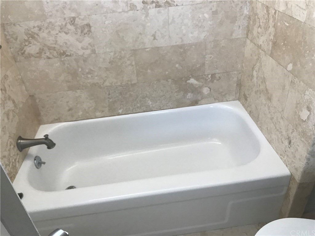 103 C. Mayor Redondo Beach, CA 90277 - Photo 14 of 20 Tub in 2nd Ensuite Bathroom