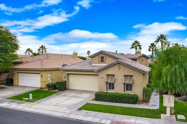 a view of front a house with a yard