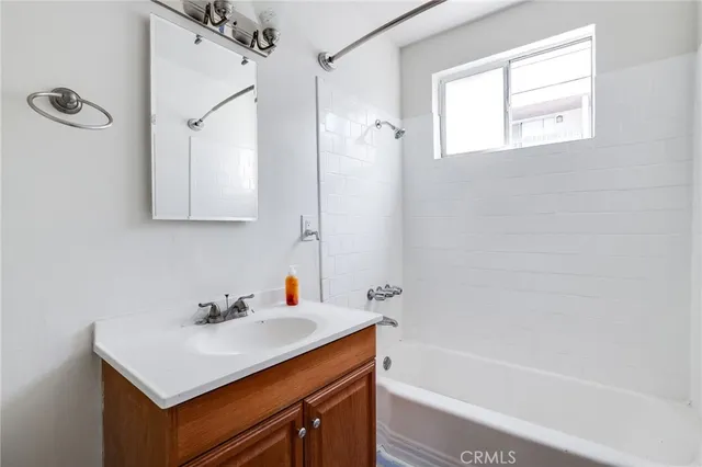 $1,995 | 3430 Elm Avenue, Unit 14, Long Beach, CA 90807