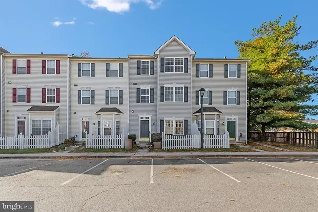 $425,000 | 8206 Barrington Court, Severn, MD 21144