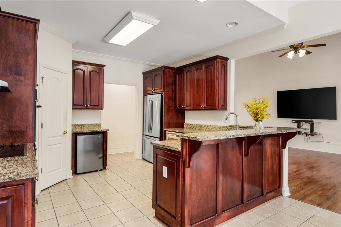 135 Sunset Bay Boulevard Seneca, SC 29672 - Photo 15 of 50 A well-appointed kitchen showcasing rich cabinetry and a spacious island, perfect for culinary endeavors.