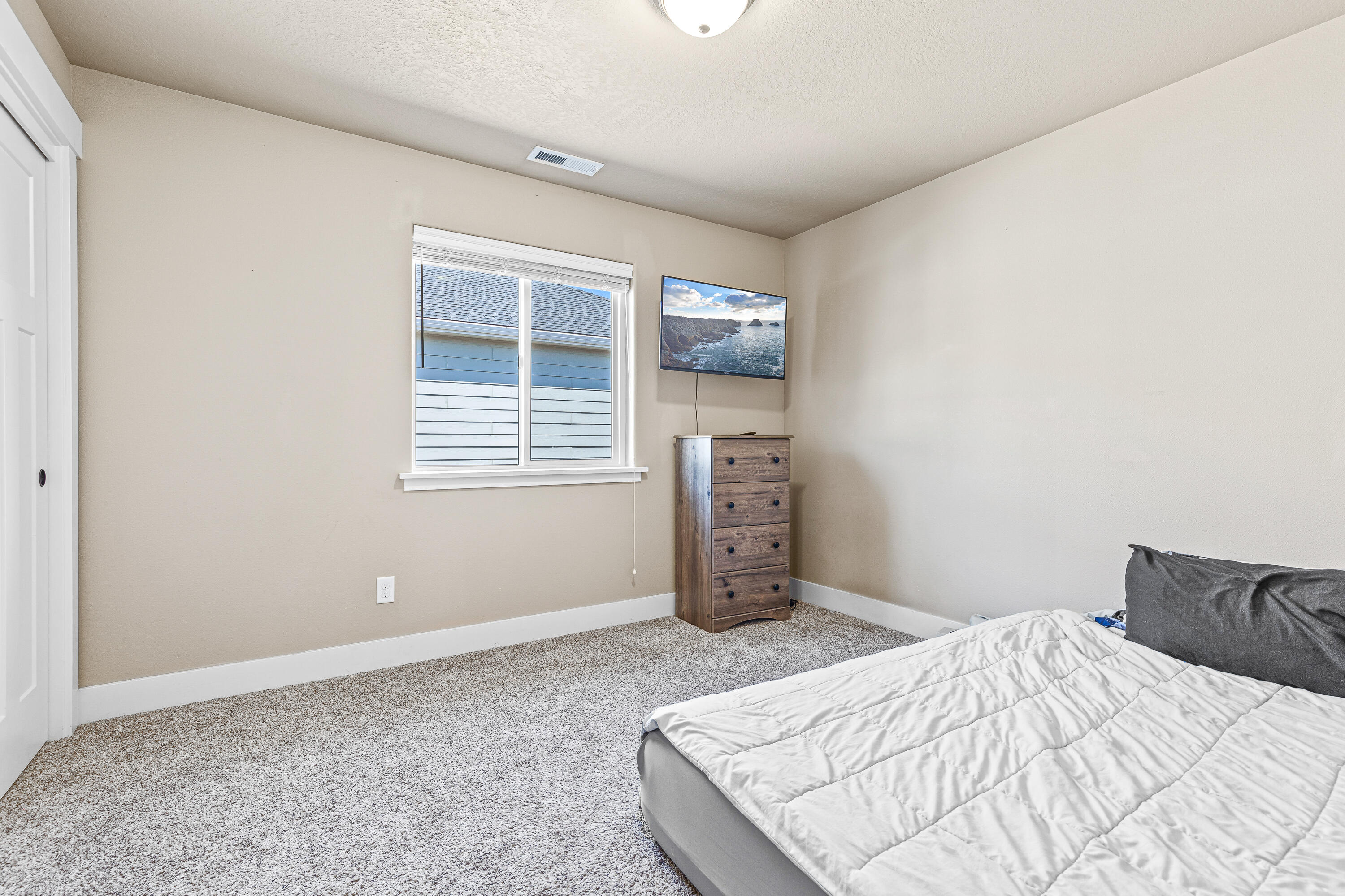 978 Win Way Eagle Point, OR 97524 - Photo 23 of 33 9R9A8584